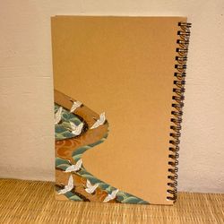 Cuaderno de collage de kirie – Grullas y olas