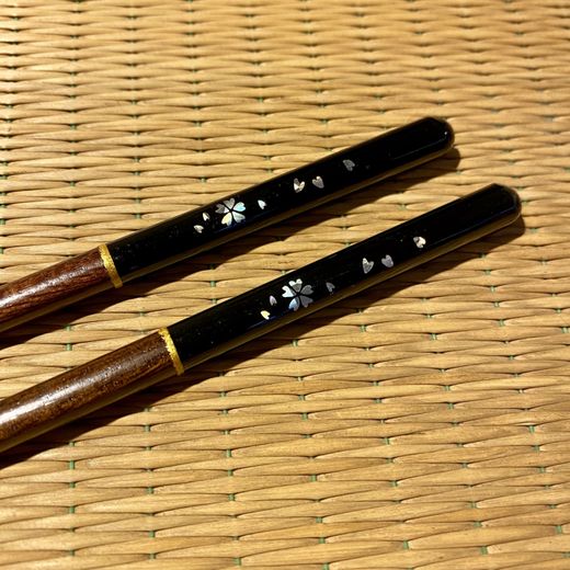Palillos Sakura con nácar negro