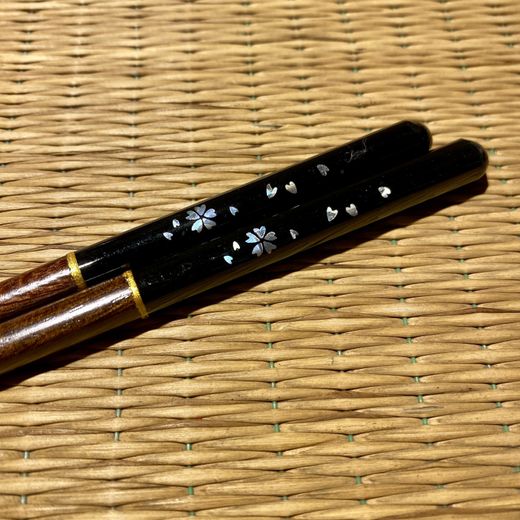 Palillos Sakura con nácar negro