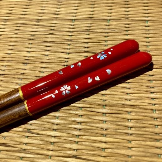 Palillos Sakura con nácar rojo