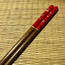 Palillos Sakura con nácar rojo