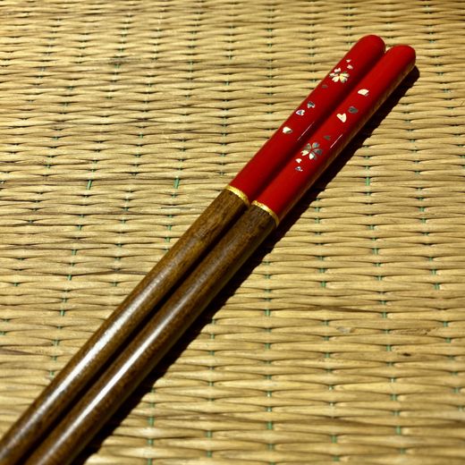 Palillos Sakura con nácar rojo