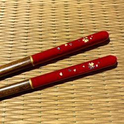 Palillos Sakura con nácar rojo