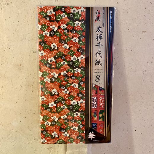 Papel origami largado