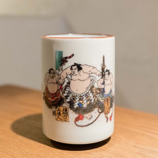 Taza agari dibujo sumou