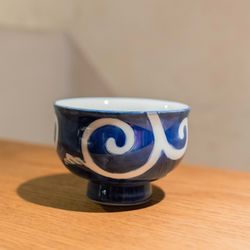 Taza de té azul