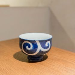 Taza de té azul