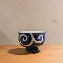 Taza de té azul